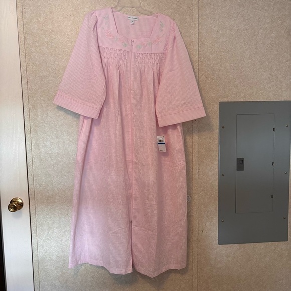 Elegant Pink Nightgown - Picture 2 of 4